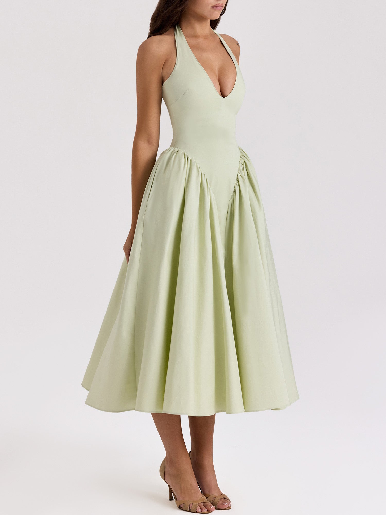 Gaun Midi Halter A-Line Berlipat