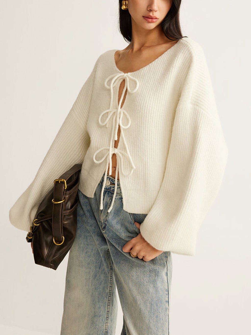 Sweater Rajut Putih dengan Perincian Reben