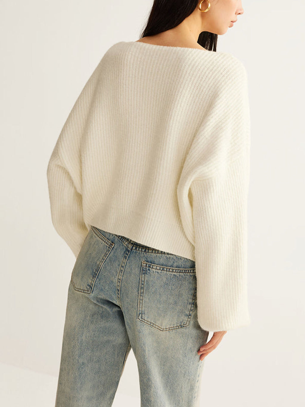 Sweater Rajut Putih dengan Perincian Reben